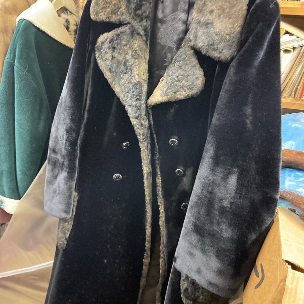 Vintage Women’s Black Fur Coat Or Faux Fur Maybe Lamb Collar